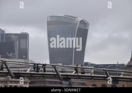 London, Großbritannien. Februar 2026. Die Menschen laufen über die Millennium Bridge am Walkie-Talkie-Gebäude vorbei, da offizielle Daten zeigen, dass die britische Wirtschaft in den letzten drei Monaten des Jahres 2025 nur um 0,1 Prozent gewachsen ist. Quelle: Vuk Valcic/Alamy Live News Stockfoto