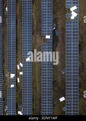 Hochwinkelansicht eines beschädigten Solarparks mit gebrochenen und fehlenden Photovoltaik-Panels am Boden nach einem Sturm mit starkem Wind Stockfoto