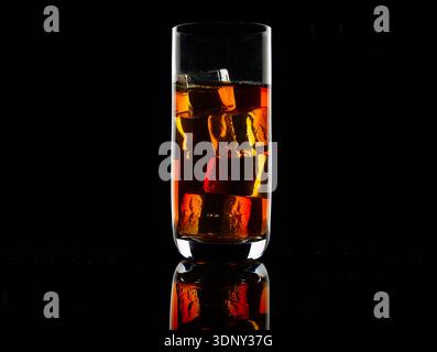 Glas Whiskey mit Eis Stockfoto