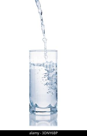 Süßwassergießen in Glas isoliert auf weißem Hintergrund Stockfoto