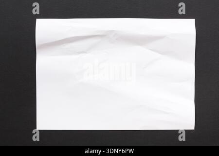 Zerknittertes Papier weiß-Hintergrund Stockfoto