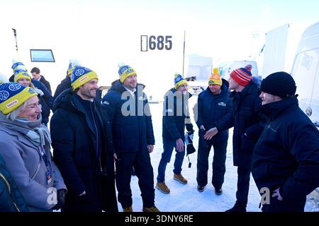 Umeå 20260212 trifft Prinz Carl Philip auf Oliver Solberg während der Rallye in Schweden. , . Dieser Text ist automatisch übersetzt Credit: TT News Agency/Alamy Live News Stockfoto