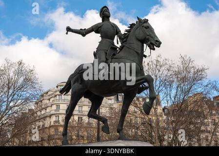 Paris, Frankreich, 02.12.2026. Eine Statue von Jeanne d'Arc im 8. Arrondissement von Paris Stockfoto