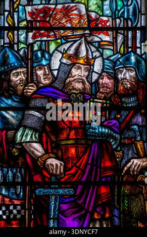 Historisches Buntglasfenster von Hochkönig Brian Boru in der St. Patrick's Cathedral, Dublin, Irland. Detaillierte mittelalterliche Kunst und keltische Ikonographie Stockfoto