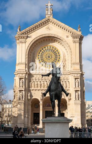 Paris, Frankreich, 02.02.2026. Eine Statue von Jeanne d'Arc vor der Kirche Saint Augustin im 8. Arrondissement von Paris Stockfoto