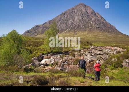 Fotografen, River Etive, Glen Etive, Buachaille Etive Mor to Rear, Highland Region, Schottland Großbritannien Stockfoto
