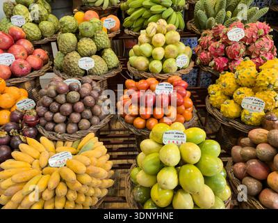 FUNCHAL, MADEIRA, PORTUGAL - 2. FEBRUAR 2026: Frische tropische Früchte auf dem lokalen Markt in Funchal, Madeira Stockfoto