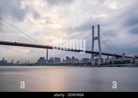Sonnenuntergang über der Nanpu-Brücke Stockfoto