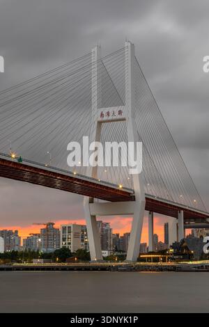 Sonnenuntergang über der Nanpu-Brücke Stockfoto