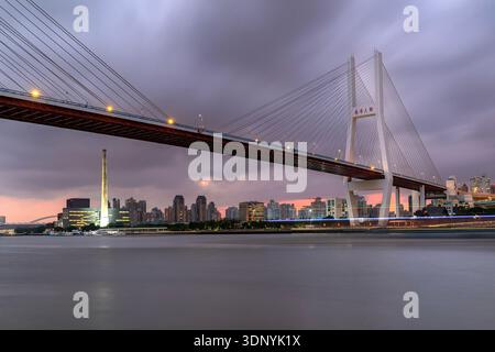 Sonnenuntergang über der Nanpu-Brücke Stockfoto