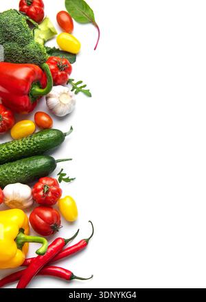Frisches Bio-Gemüse, einschließlich Paprika, Tomaten und Gurken, die einen vertikalen Rand bilden Stockfoto