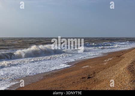 An einem sonnigen Dezembertag hat man von einem Kiesstrand an der Küste von Kent einen Blick aufs Meer Stockfoto