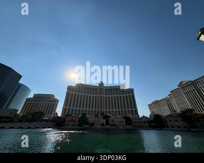 Bellagio Hotel und Springbrunnensee auf dem Las Vegas Strip unter strahlender Sonne, Las Vegas, Nevada, USA. Stockfoto
