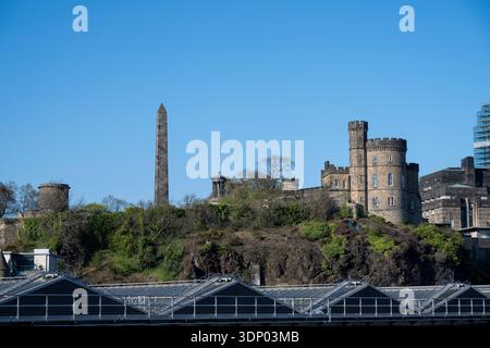 Ein Blick auf den Calton Hill von der Nähe des Waverly-Bahnhofs in Edinburgh Stockfoto
