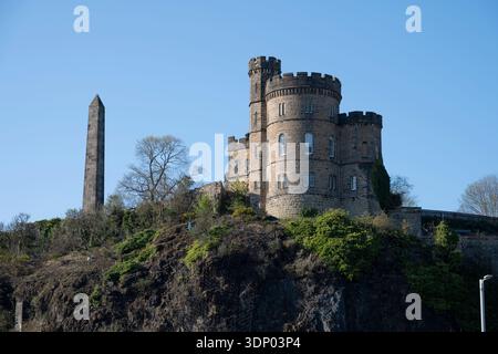 Ein Blick auf den Calton Hill von der Nähe des Waverly-Bahnhofs in Edinburgh Stockfoto