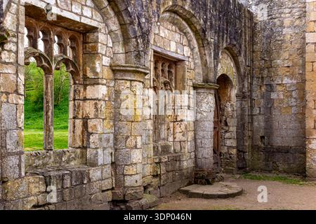 Die Ruinen der St. Martin's Parish Church in Wharram Percy, einem verlassenen mittelalterlichen Dorf in der Gegend von Yorkshire Wolds in North Yorkshire England Großbritannien Stockfoto