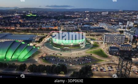 Luftaufnahme der SSE Hydro, SEC Armadillo und Finnieston Crane auf dem Fluss Clyde in Glasgow, Schottland, Großbritannien. Stockfoto