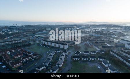Am frühen Morgen aus der Vogelperspektive über Wohnhäuser in Barlanark, East End Glasgow, Schottland, mit niedrigem Nebel und Nebel bedeckt die Vorstadtlandschaft Stockfoto