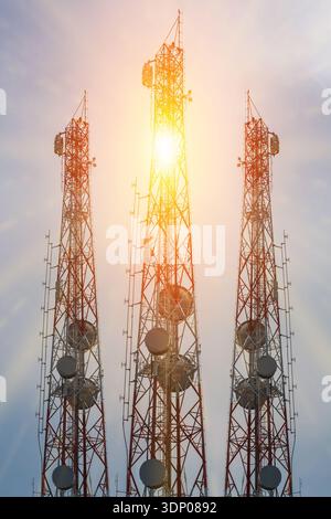 Kommunikationsturm oder Telefonzelle des 4G 5G Netzes am Sonnenunterganghimmel Stockfoto