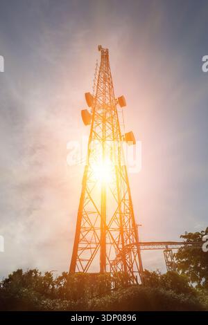 Kommunikationsturm oder Telefonzelle mit 4G-5G-Netzwerk bei Sonnenuntergang Stockfoto