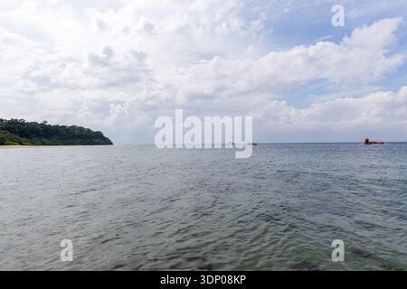 Ruhiges Meer mit unberührter Inselküste und Regenwald am Morgen Stockfoto