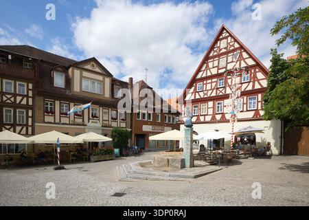 Deutschland, Bayern, Bad Windsheim - 22. August 2025: Der Kornmarkt ist einer der historischen Marktplätze in der Altstadt. Stockfoto