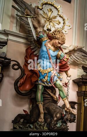 BADIA (BZ), 10. februar 2019: Statue des Erzengels Michael besiegt satan Stockfoto