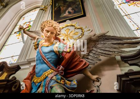 BADIA (BZ), 10. februar 2019: Statue des Erzengels Michael besiegt satan Stockfoto