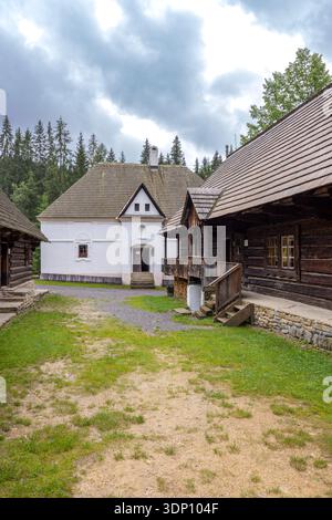 Historische Gebäude mit Holzdächern in einem slowakischen Freilichtmuseum Stockfoto