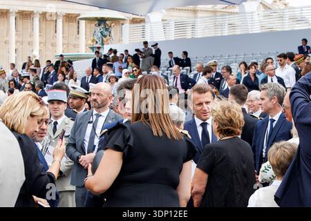 Paris, Frankreich, 14.07.2025. Emmanue Macron begrüßt die Öffentlichkeit nach der Parade. Foto von Jean-Marc Vigneres Stockfoto