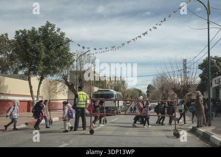 Saint Ouen, Paris, Frankreich. Februar 2026. Kinder, die die öffentliche Schule in Tlemcen verlassen. (Kreditbild: © Sadak Souici/ZUMA Press Wire) NUR REDAKTIONELLE VERWENDUNG! Nicht für kommerzielle ZWECKE! Stockfoto