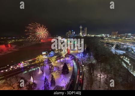 Feuerwerk über dem Niagara River. Dezember 2025. Stockfoto