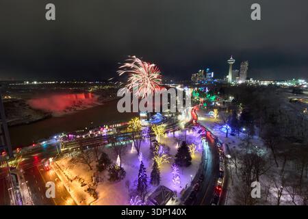 Feuerwerk über dem Niagara River. Dezember 2025. Stockfoto