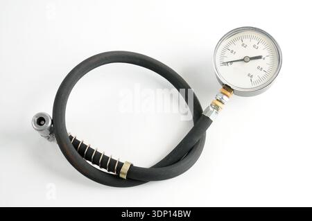 Manometer zur Messung des Luftdrucks in Autoreifen auf einem isolierten weißen Hintergrund Stockfoto