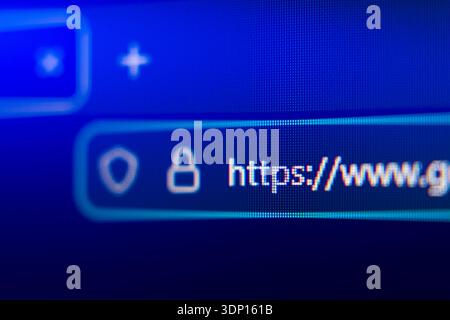 Nahaufnahme einer sicheren Webbrowser-Adressleiste mit HTTPS-Protokoll, Vorhängeschloss-Symbol und Schildsymbol, die Internetsicherheit, Datenschutz, und e Stockfoto