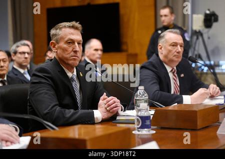 Washington, Usa. Februar 2026. Rodney Scott, der Kommissar für Zoll- und Grenzschutz der USA (CBP), und Todd Lyons (R), der amtierende Direktor für Einwanderung und Zolldurchsetzung (ICE), erscheinen am 12. Februar 2026 in Washington, DC, zu einer Anhörung über die Aufsicht des Ministeriums für Heimatsicherheit vor dem Ausschuss für Homeland Security und Regierungsangelegenheiten des Senats im Senate Office-Gebäude des Senats. Foto: Olivier Douliery/ABACAPRESS.COM Credit: Abaca Press/Alamy Live News Stockfoto