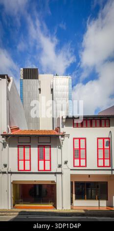 Central Business District, Singapur, 4. Februar 2024, Blick auf weiße Shophouses mit roten geschlossenen Rollläden im Finanzviertel Stockfoto