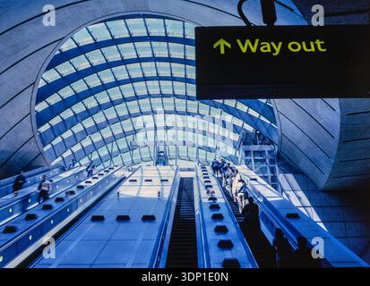 Rolltreppe in der Canary Wharf U-Bahnstation, London, mit einem „Way Out“-Schild. Stockfoto