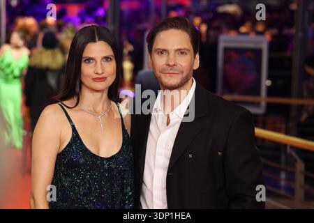 Berlin, 12. Februar 2026, Felicitas Rombold und Daniel Brühl kommen auf dem roten Teppich zur Eröffnungsfeier und No Good Men Film Gala-Vorführung auf den 76. Berlinale International Film Festival in Berlin. Quelle: Doreen Kennedy/Alamy Live News. Stockfoto
