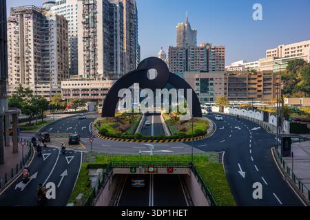 Ein Blick aus der Höhe auf den Kreisverkehr Praca de Ferreira do Amaral, das wichtigste Verkehrsknotenpunkt der Macau-Halbinsel. Kultige Infrastruktur. Stockfoto