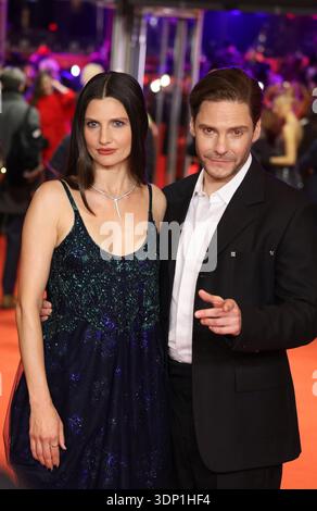 Berlin, 12. Februar 2026, Felicitas Rombold und Daniel Brühl kommen auf dem roten Teppich zur Eröffnungsfeier und No Good Men Film Gala-Vorführung auf den 76. Berlinale International Film Festival in Berlin. Quelle: Doreen Kennedy/Alamy Live News. Stockfoto