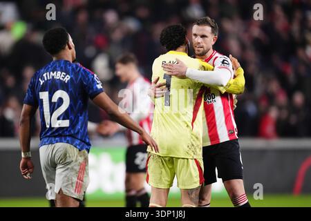 Brentfords Jordan Henderson (rechts) mit Arsenal Torhüter David Raya und Jurrien Timber (links) nach dem Premier League Spiel im Gtech Community Stadium in London. Bilddatum: Donnerstag, 12. Februar 2026. Stockfoto