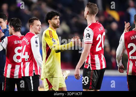Arsenal Torhüter David Raya (links) und Brentfords Kristoffer Ajer nach dem Spiel der Premier League im Gtech Community Stadium in London. Bilddatum: Donnerstag, 12. Februar 2026. Stockfoto