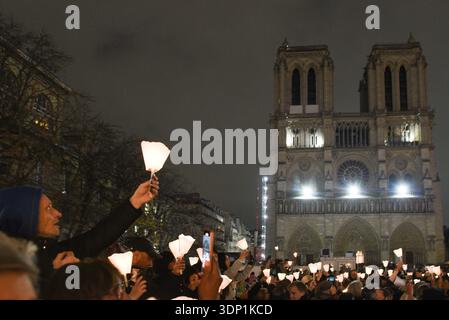 *** KEINE VERKÄUFE AN FRANZÖSISCHE MEDIEN ODER VERLAGE - RECHTE VORBEHALTEN ***15. November 2024 - Paris, Frankreich: Hunderte von Kerzenhaltern gehen in einer Prozession durch die Straßen von Paris, um eine Replik der berühmten Marienstatue und des Kindes zurück in die Kathedrale Notre-Dame zu bringen, fünf Jahre nach einem verheerenden Brand und drei Wochen vor der Wiedereröffnung der Kathedrale. Die ursprüngliche Marienstatue aus dem 14. Jahrhundert wurde intakt in den Trümmern des Feuers gefunden, der die Kathedrale Notre Dame de Paris 2019 verwüstete. Prozession aux Flambeaux pour compagner le retour de la ce Stockfoto