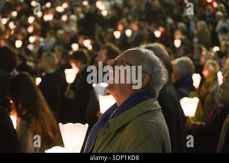 *** KEINE VERKÄUFE AN FRANZÖSISCHE MEDIEN ODER VERLAGE - RECHTE VORBEHALTEN ***15. November 2024 - Paris, Frankreich: Hunderte von Kerzenhaltern gehen in einer Prozession durch die Straßen von Paris, um eine Replik der berühmten Marienstatue und des Kindes zurück in die Kathedrale Notre-Dame zu bringen, fünf Jahre nach einem verheerenden Brand und drei Wochen vor der Wiedereröffnung der Kathedrale. Die ursprüngliche Marienstatue aus dem 14. Jahrhundert wurde intakt in den Trümmern des Feuers gefunden, der die Kathedrale Notre Dame de Paris 2019 verwüstete. Prozession aux Flambeaux pour compagner le retour de la ce Stockfoto