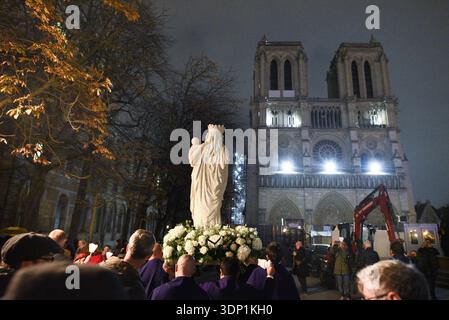 *** KEINE VERKÄUFE AN FRANZÖSISCHE MEDIEN ODER VERLAGE - RECHTE VORBEHALTEN ***15. November 2024 - Paris, Frankreich: Hunderte von Kerzenhaltern gehen in einer Prozession durch die Straßen von Paris, um eine Replik der berühmten Marienstatue und des Kindes zurück in die Kathedrale Notre-Dame zu bringen, fünf Jahre nach einem verheerenden Brand und drei Wochen vor der Wiedereröffnung der Kathedrale. Die ursprüngliche Marienstatue aus dem 14. Jahrhundert wurde intakt in den Trümmern des Feuers gefunden, der die Kathedrale Notre Dame de Paris 2019 verwüstete. Prozession aux Flambeaux pour compagner le retour de la ce Stockfoto