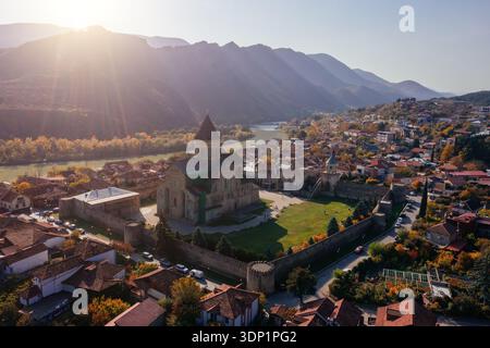 Drohnenansicht der Svetitskhoveli-Kathedrale in Mzcheta. Stockfoto