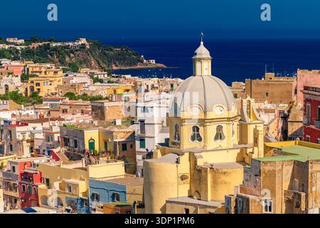 Erstaunlicher Blick auf die farbenfrohen Häuser und die Kirche auf der Insel Procida Stockfoto