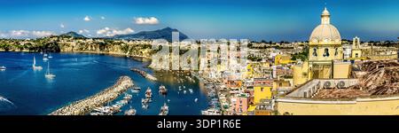 Atemberaubende Aussicht auf farbenfrohe Häuser und Kirche auf der Insel Procida Stockfoto