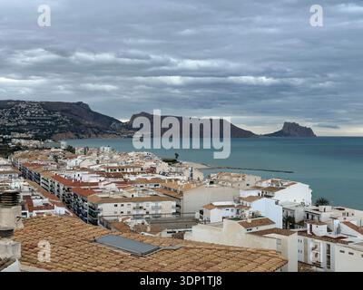 Blick auf die Altstadt der Stadt Altea an der Mittelmeerküste in Valencianischer Gemeinschaft, Spanien, März 2024 Stockfoto